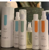 Verschiedene Haarpflegeprodukte mit dem Label „Cabelo“ werden vom Friseur in Münster angeboten.