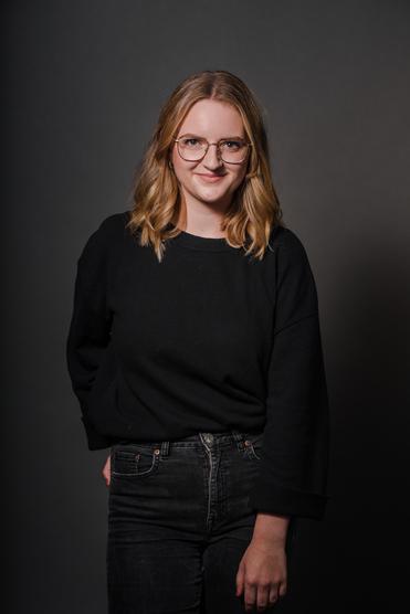 Cabelo-Friseur-Kosmetik_Muenster_Friseurin_Calligraphy-Black_Lea-Marie-Uhr