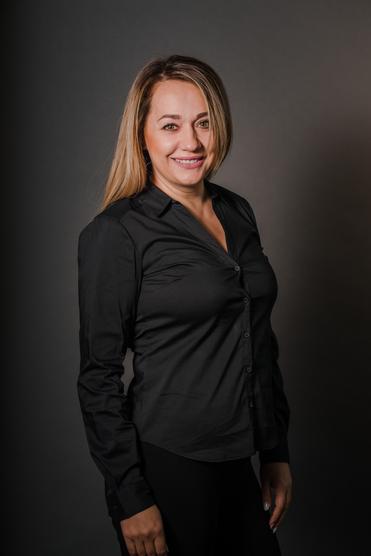 Cabelo-Friseur-Kosmetik_Muenster_Friseurin_Calligraphy-Gold_Valentina-Weiss