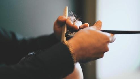 Nahaufnahme der Calligraphy Cut Technik, angewandt von einem Friseur in Münster für präzises Haarstyling.